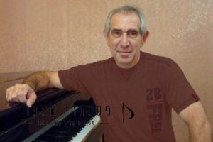 פטר גרויסמן מכוון פסנתרים