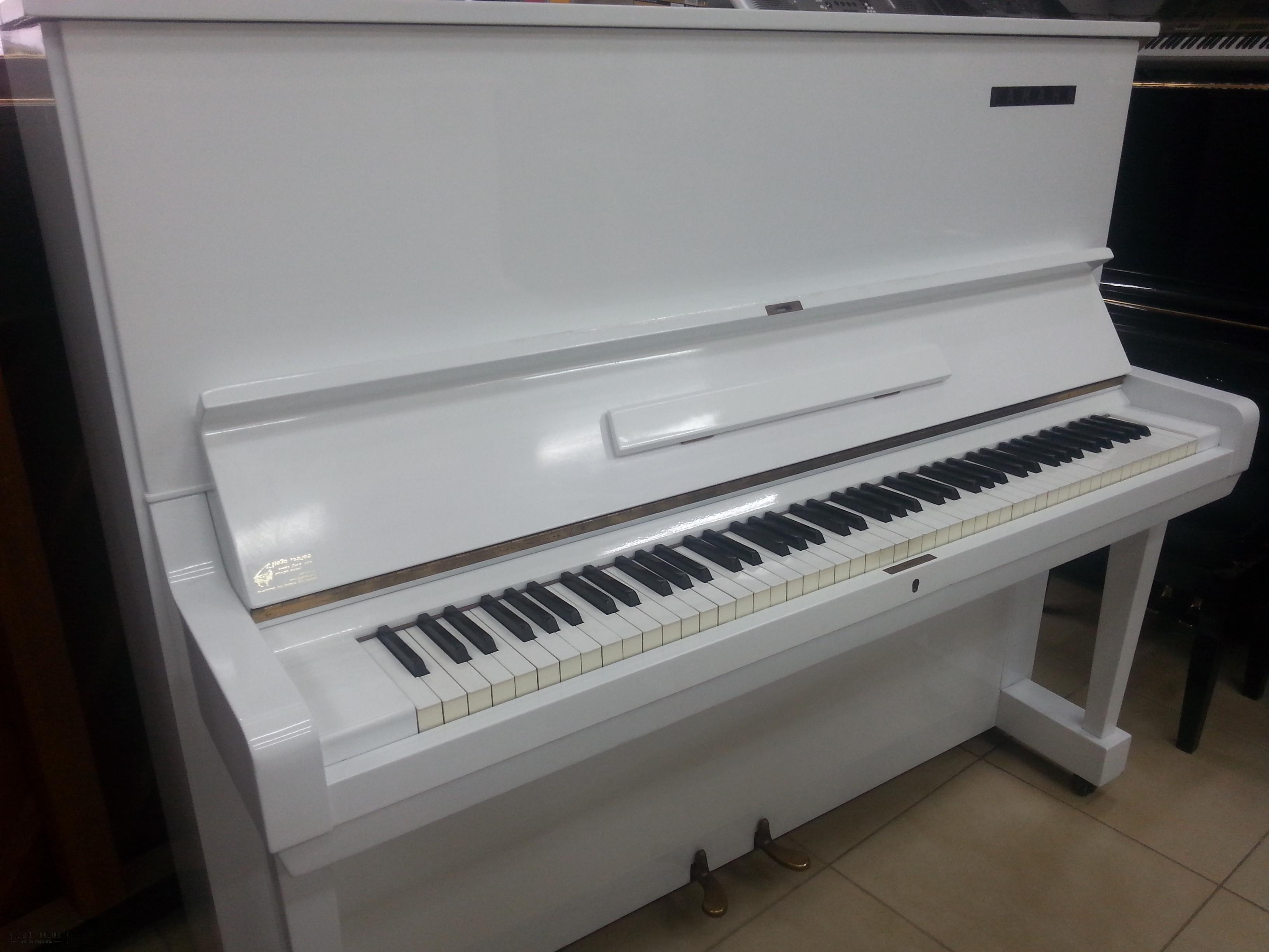 Yamaha U3 בצבע לבן