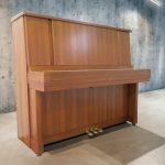 פסנתר YAMAHA W107 סגור