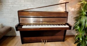 פסנתר קטן YAMAHA M1