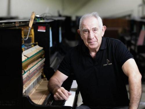 פטר גרויסמן מכוון ומשפץ פסנתרים מומחה