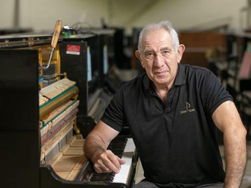 פטר גרויסמן מכוון ומשפץ פסנתרים מומחה